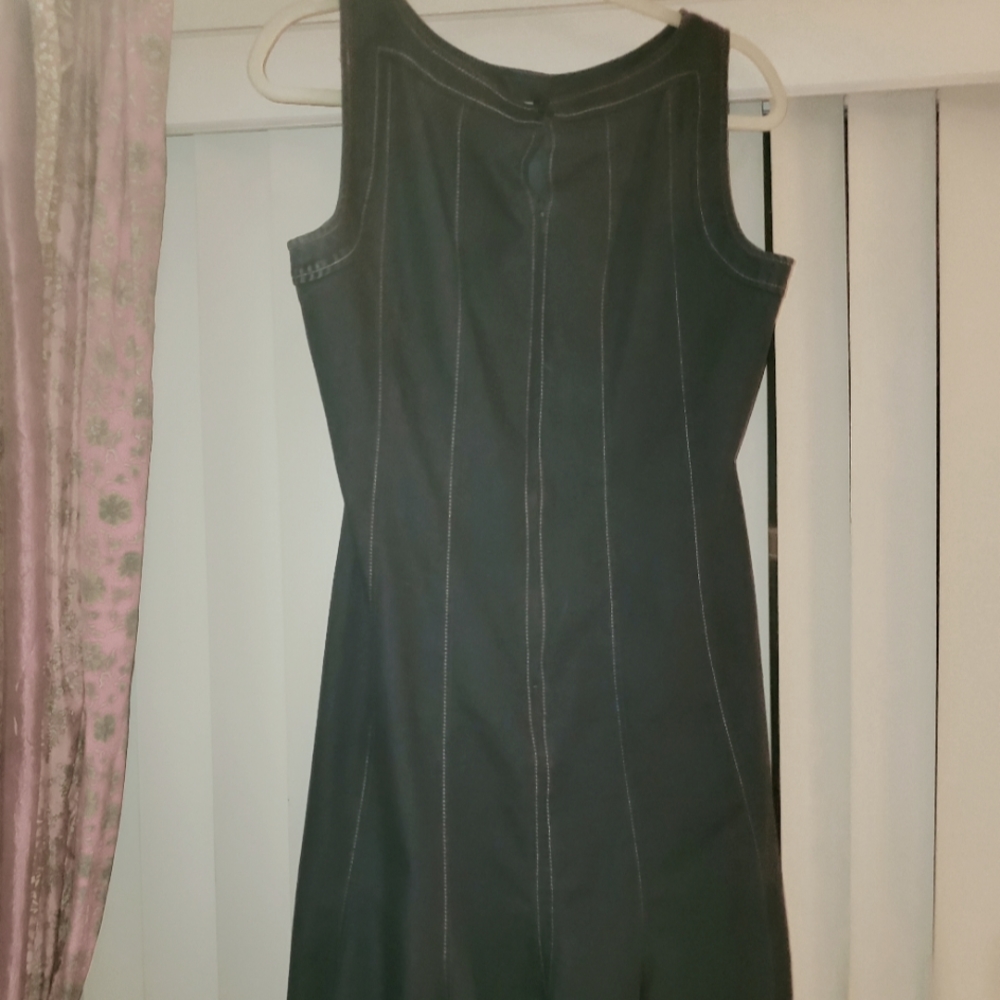 Cute fit-n-flare knee length dress.